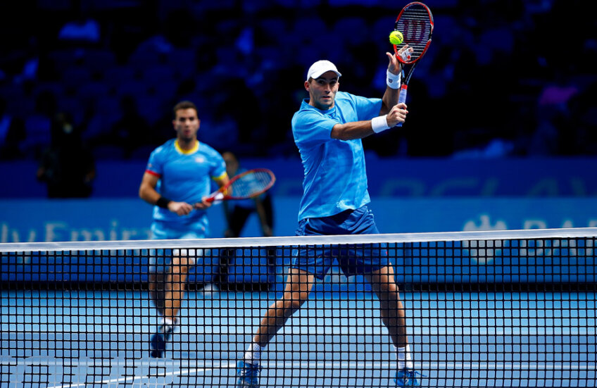 Horia Tecău într-o postură tipică la fileu, atent la un voleu de rever. În plan secund, partenerul său, Jean-Julien Rojer // Foto: Guliver/GettyImages