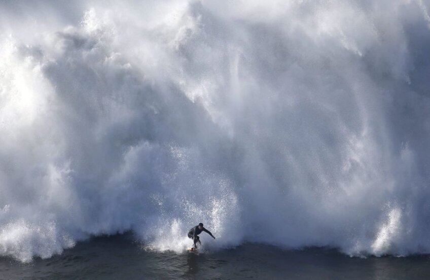 Stăpîn peste valuri uriașe. Un surfer își ia porția de adrenalină  (foto: Reuters)