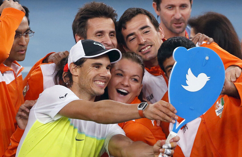 Rafael Nadal şi coechipierii de la Indian Aces se distrează cu un selfie pe teren // Foto: Reuters