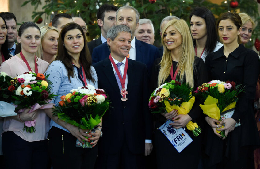 Premierul Cioloş, înconjurat de handbaliste de bronz // Foto: Guvernul României