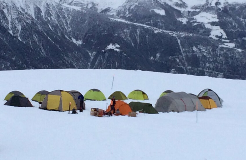 Corturile nemților, pete de culoare într-un ocean de zăpadă