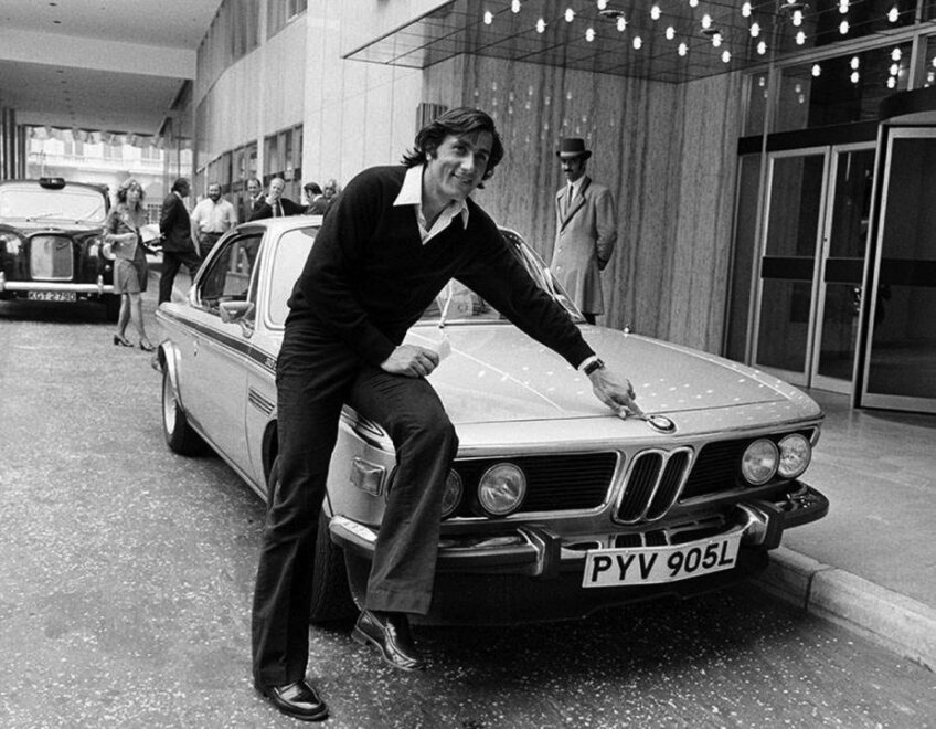 Ilie Năstase alături de BMW, fotografiefăcută în 1965, alături de un BMW 3.0 CSL în fața unui hotel din Londra, stabilimentul jucătorilor care participau la Wimbledon.