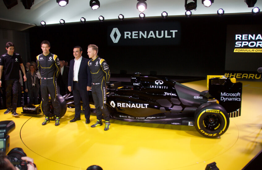 Jolyon Palmer, Carlos Ghosn şi Kevin Magnussen (de la stînga la dreapta), la prezentarea de ieri