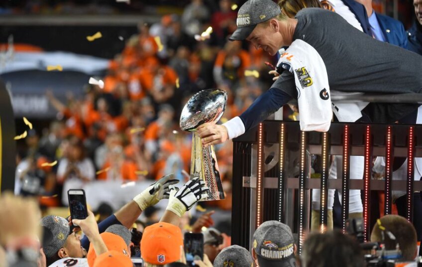 Peyton Manning, dîndu-le coechipierilor de la Denver trofeul Super Bowl, foto: reuters