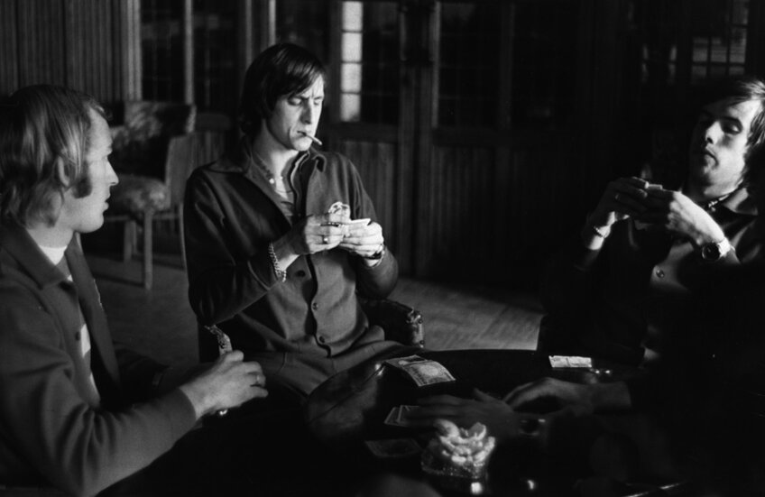 POKER
Cruyff fuma țigară de la țigară, în timp ce juca poker pe bani cu colegii de la 