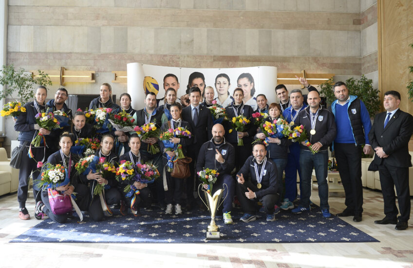 Voliebalistele de la CSM au fost așteptate la aeroport cu flori și șampanie de primarul interimar al Bucureștiului // FOTO Alex Nicodim
