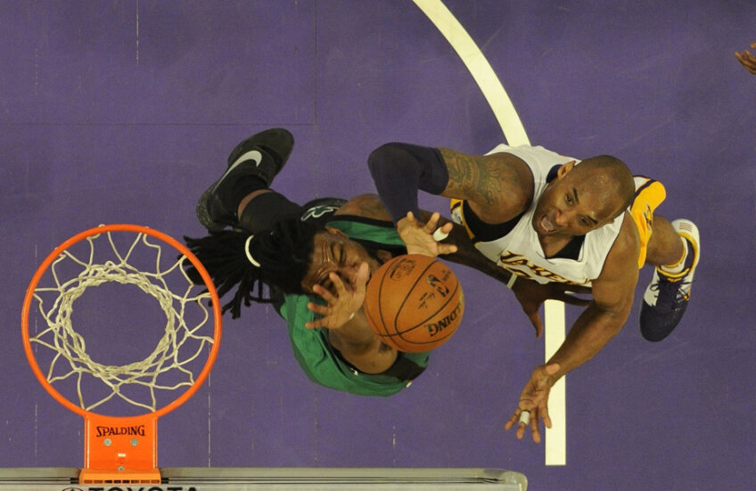 Kobe Bryant (dreapta) într-o fază spectaculoasă din NBA // FOTO Reuters