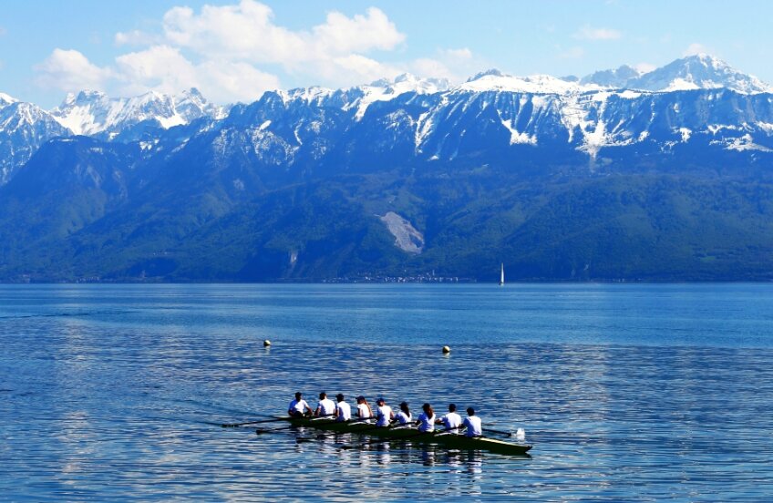 DE VIS. Flacăra Olimpică este transportată de sportivi pe superbul Lac Leman, înainte de ajunge la Muzeum Olimpic din Lausanne, Elveția FOTO: Reuters