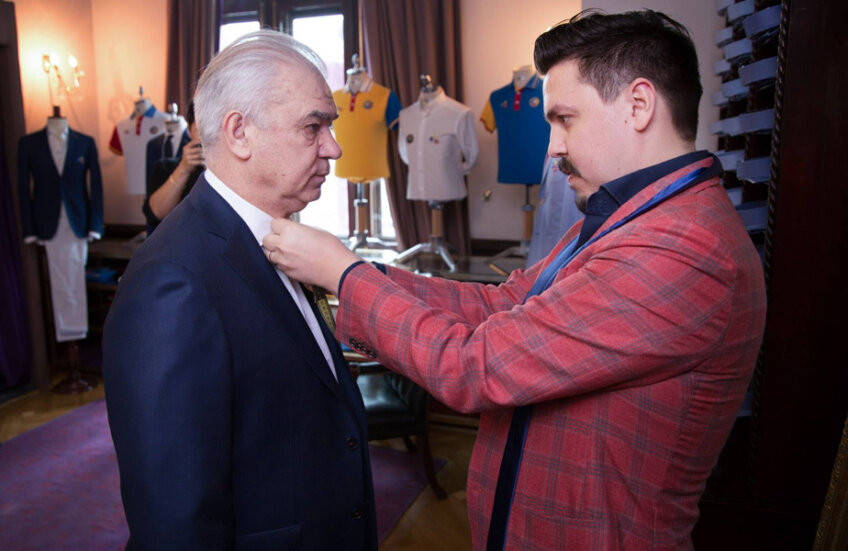 Iordănescu și croitorul care se ocupă de confecționarea costumelor pentru Euro // FOTO: Facebook