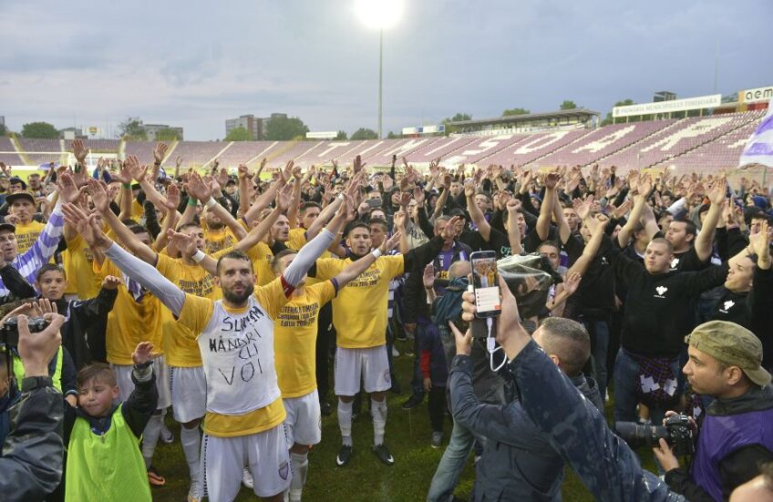 La final, jucătorii și suporterii au cântat împreună minute bune pe gazon // Foto: Alex Nicodim