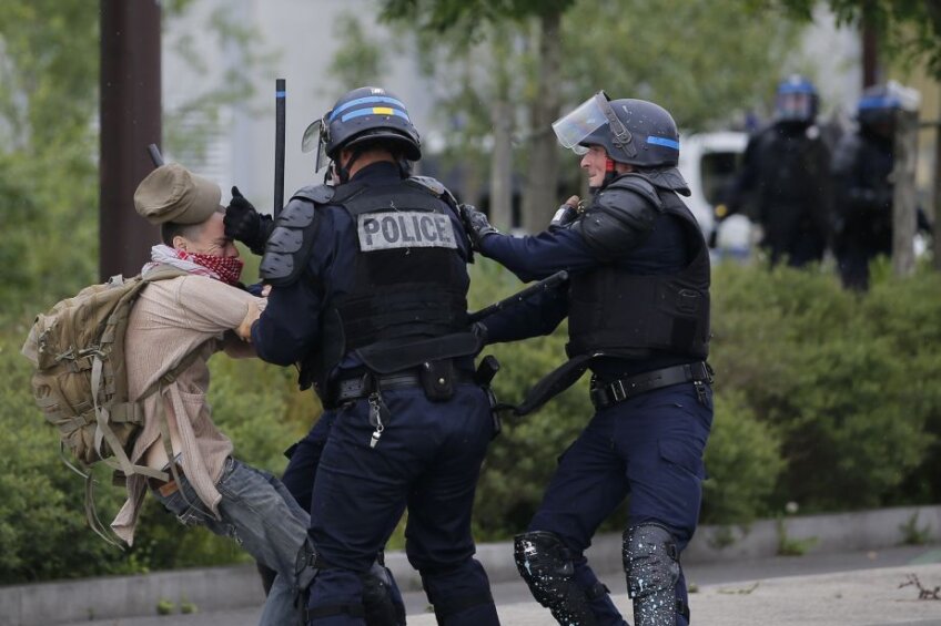 Polițiștii bruschează un protestatar
FOTO Reuters