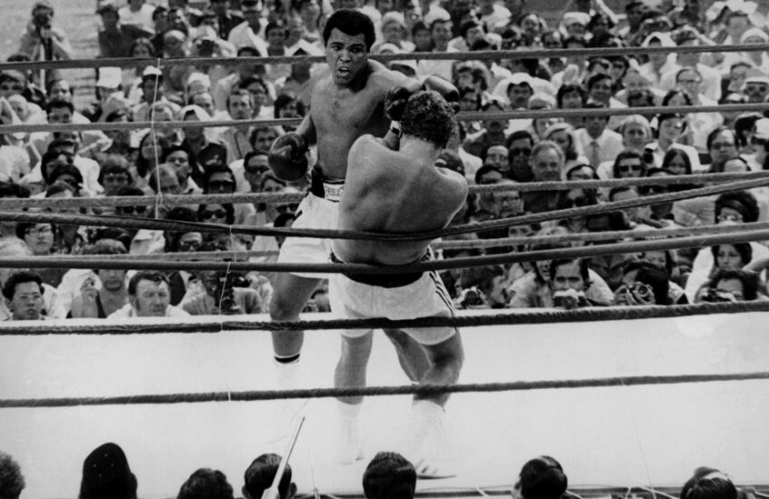 Muhammad Ali, considerat cel mai mare pugilist al tuturor timpurilor, în disputa cu Joe Bugner din 1975, pe stadionul Merdeka din Kuala Lumpur // Foto: Getty Images