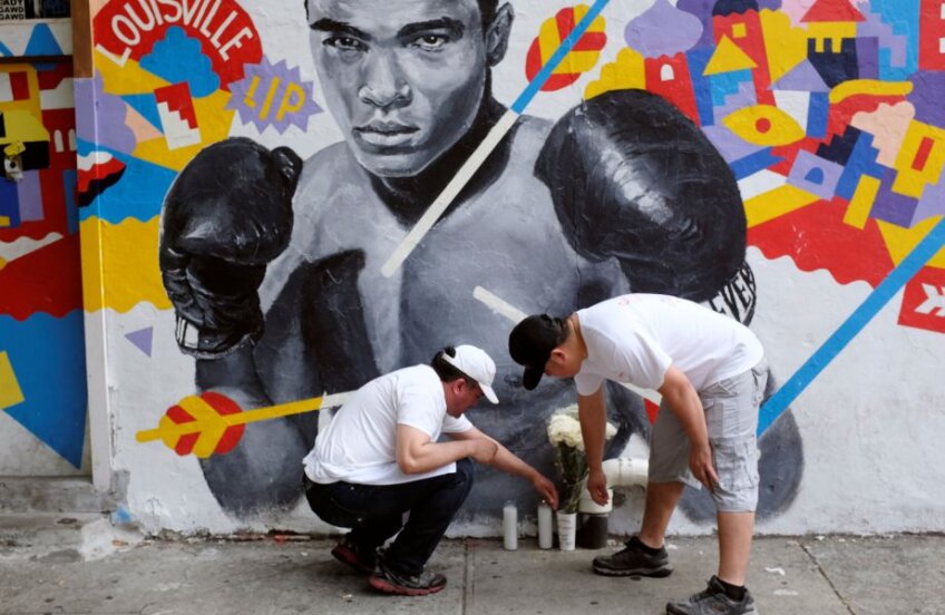 Oamenii aprind lumânări în memoria lui Muhammad Ali, în toate orașele lumii // Foto: Reuters