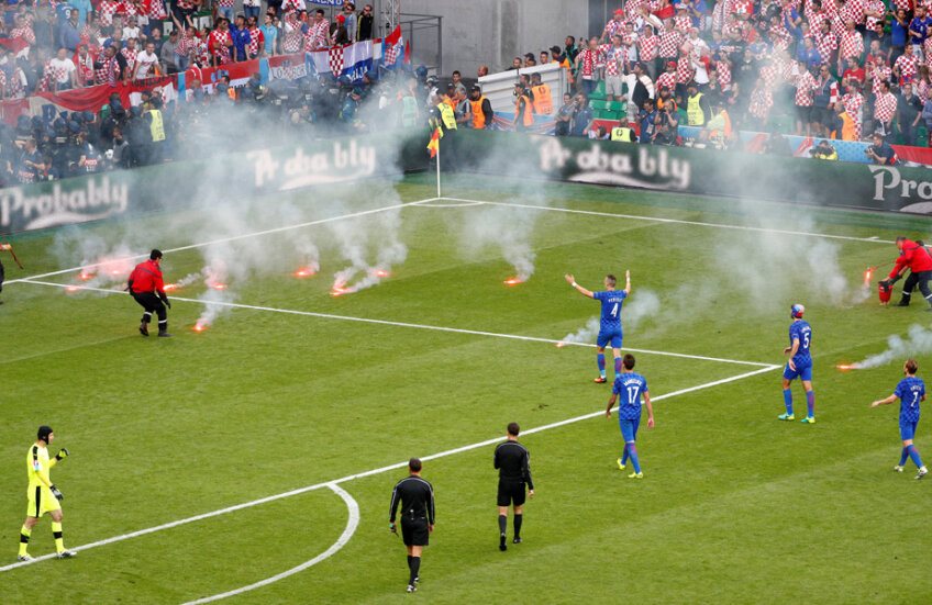 Petardele aruncate de fani pe gazon i-ar putea costa scump de croați // Foto: Reuters