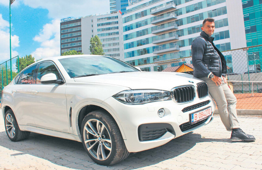 De fiecarea dată când vine în țară, Horia Tecău conduce un BMW X6, SUV pus la dispoziție de către BMW România în urma parteneriatului de imagine dintre jucătorul de tenis și reprezentanța germanilor