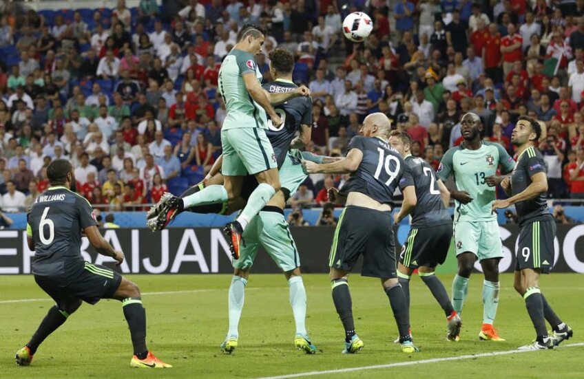 Ronaldo survolează apărarea galeză și plasează cea mai puternică lovitură de cap. 1-0 // FOTO Reuters
