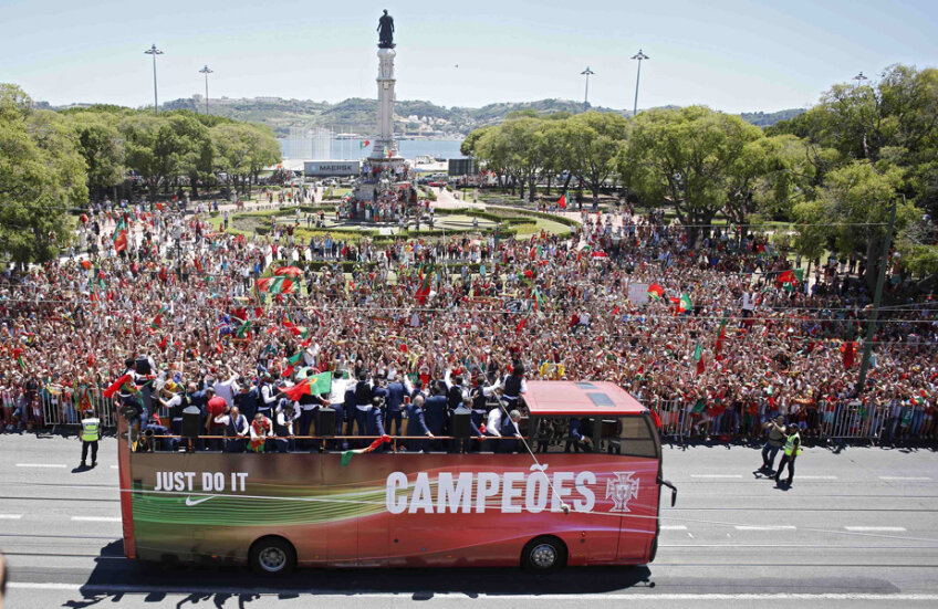 Autocarul campionilor traversează Piața Pombal, loc de intersecție a celor mai mari 3 bulevarde din centrul Lisabonei