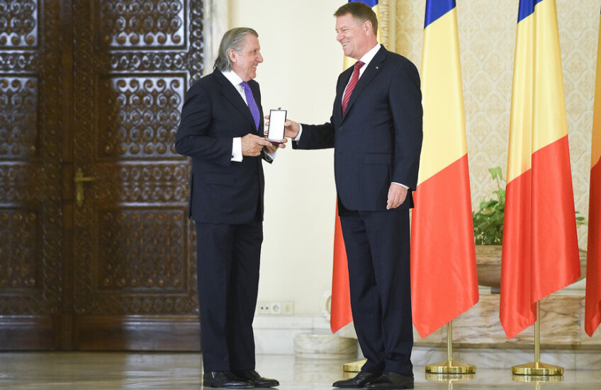 Ilie Năstase în momentul primirii decoraţiei din partea preşedintelui Klaus Iohannis // Foto: presidency.ro