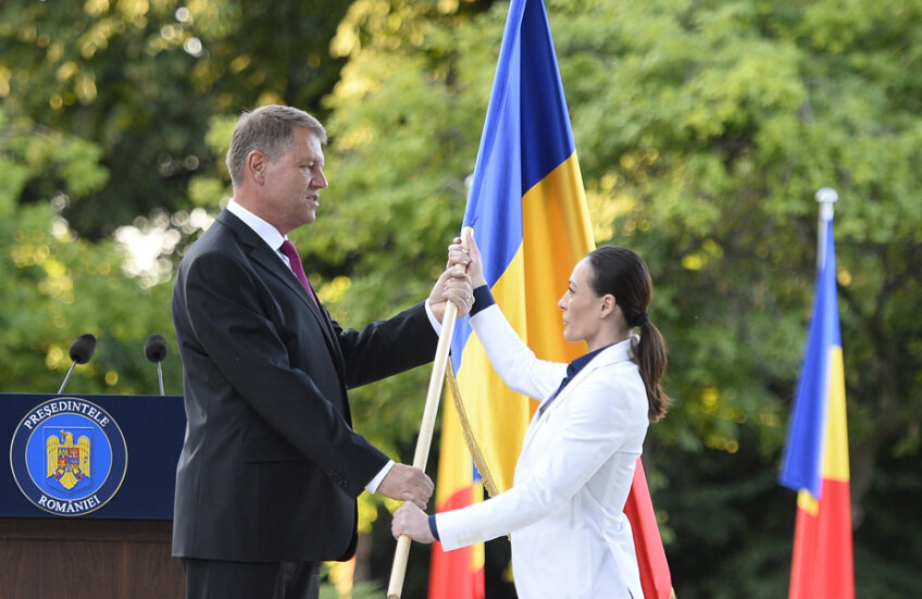 Momentul în care Preşedintele Iohannis îi înmânează steagul Cătălinei Ponor // FOTO Alex Nicodim