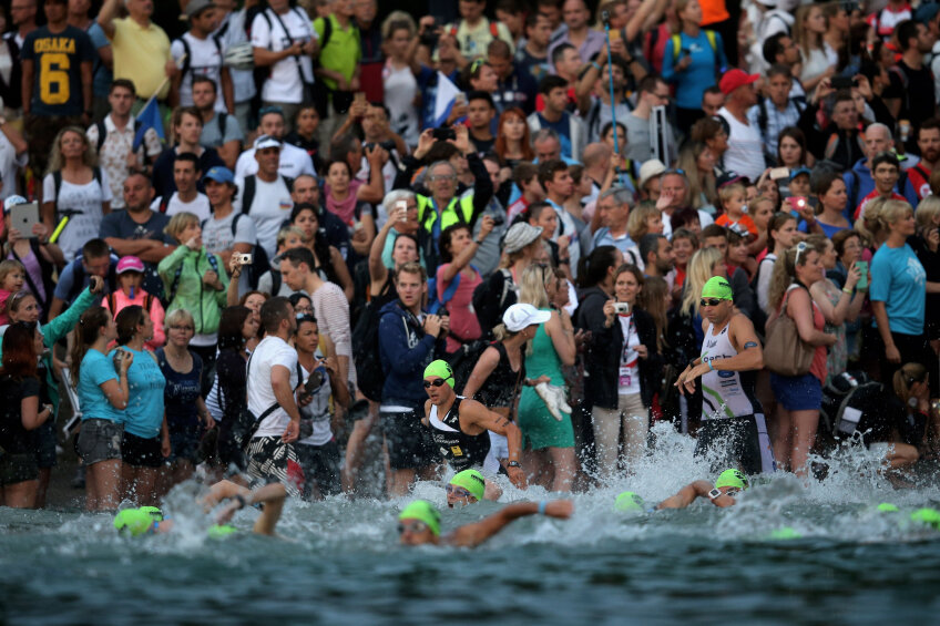 Sute de concurenţi au pornit în proba de înot,
sub privirile curioase și nerăbdătoare ale
spectatorilor FOTO Guliver/GettyImages