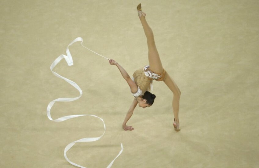Ana Luiza Filiorianu și un exercițiu spectaculos cu panglica // FOTO Reuters