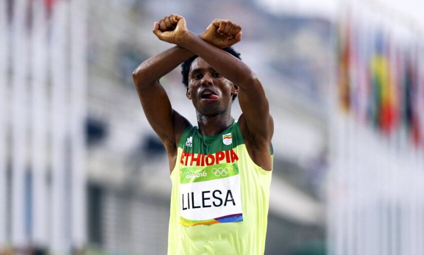 Feyisa Lilesa a luat argintul la maraton, după care s-a alăturat printr-un gest curajos mișcării de rezistență din Etiopia: 