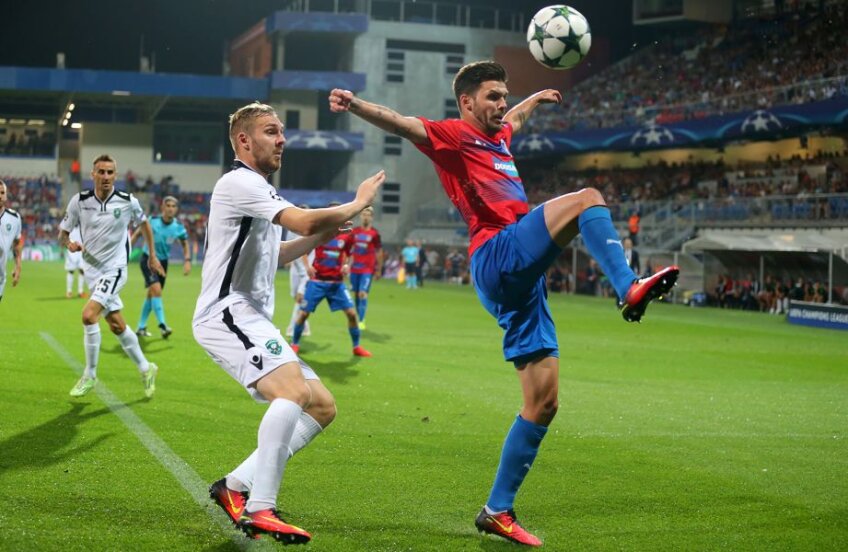 Cosmin Moți (în alb) are două goluri și două assisturi în această campanie de Ligă // FOTO sportal.bg