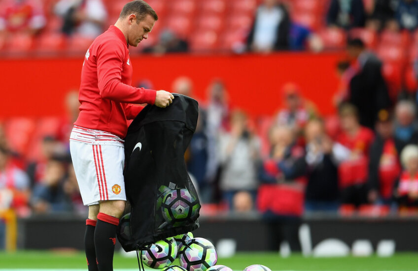 Wayne Rooney scoate mingile din sac pentru încălzirea titularilor lui United // FOTO Guliver/GettyImages