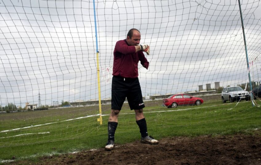 Portarul Mihăilescu e mereu atent la joc și face totul pentru ca echipa sa să nu piardă 
FOTO: New York Times