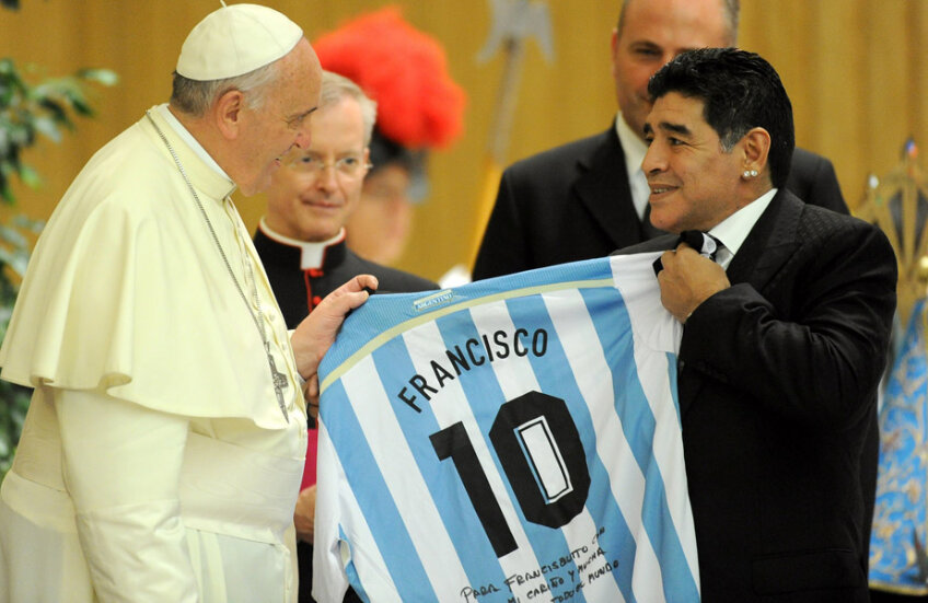 Maradona i-a dăruit Papei tricoul Argentinei cu nr. 10, autograf și dedicație specială // FOTO Guliver/GettyImages