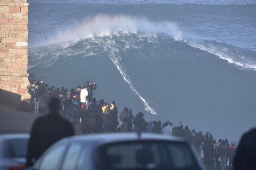 Nazare, locul unde valurile mari se formează pentru că în apropiere, în ocean, există un canion. Aici, germanul Sebastian Steudtner coborând pe un val de 15 m // FOTO Raed Krishan