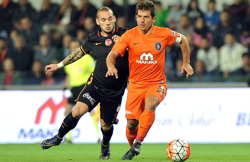Emre Belözoğlu (dreapta, în duel cu Sneijder) a dat assistul de la al doilea gol contra Galatei