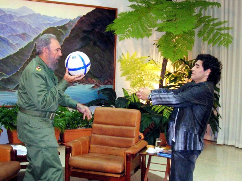 Fidel și Diego joacă fotbal, în timpul unui interviu la TV, pe 26 octombrie 2005