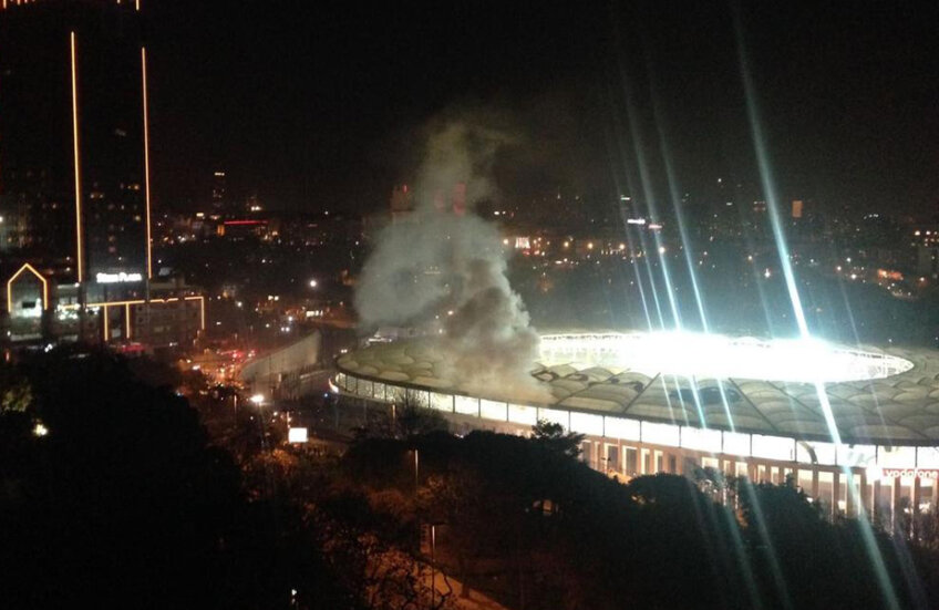 Fumul exploziei mașinii-capcană se ridică deasupra arenei lui Beșiktaș