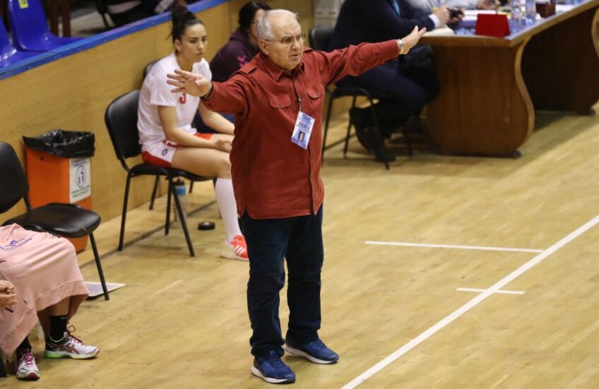 Gheorghe Sbora e familiarizat cu tehnica modernă existentă în handbal // FOTO Marius Ionescu