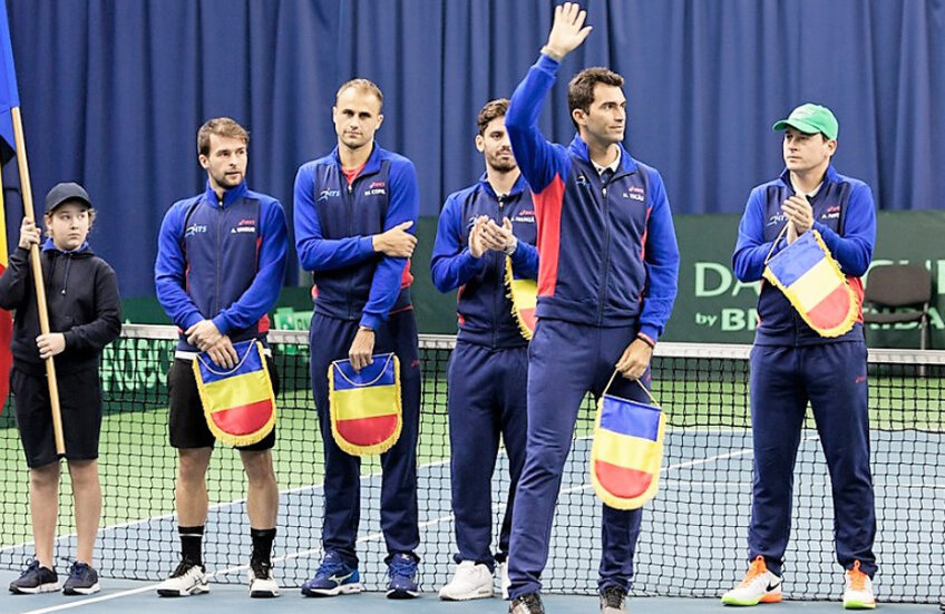 Horia Tecău salută publicul la prezentarea echipelor // FOTO tennis.by