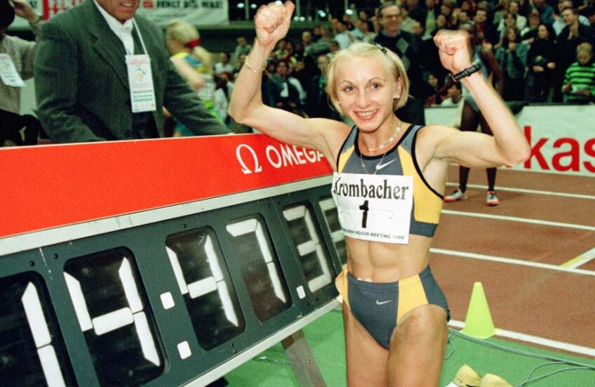 Gabi Szabo a deținut și recordul în sală la 5.000 de metri. Bucuria atletei române imediat după cursa din 1999 // FOTO Reuters