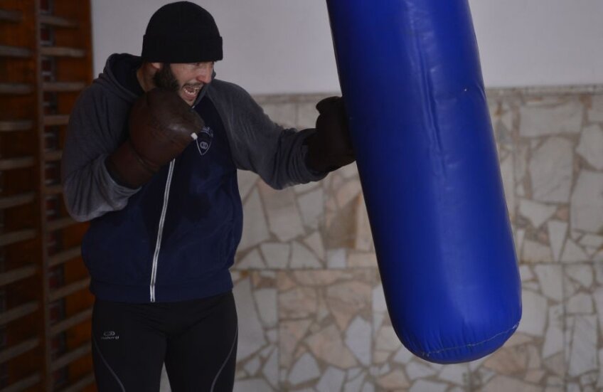 Mihai Nistor se bate cu sacul de box în lipsa unor sparring-parteneri // FOTO Cristi Preda