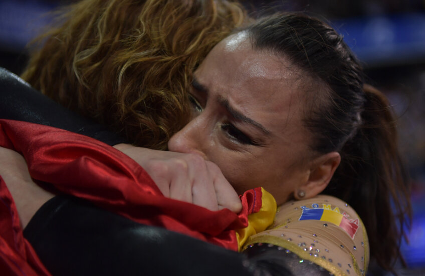 Lacrimi de bucurie. Cătălina Ponor și emoțiile care au curprins-o după ce a devenit pentru a cincea oară campioană europeană la bârnă, într-o îmbrățișare cu antrenoare Lili Cosma
