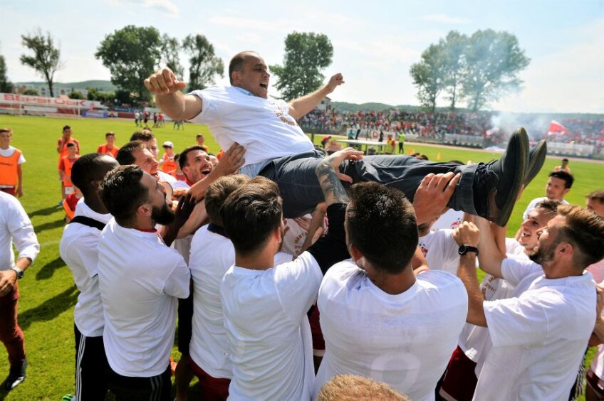 În ziua promovării în L1,
Dioszegi a fost purtat pe braţe
de jucătorii care au adus în
premieră Sf. Gheorghe pe
scena primei divizii