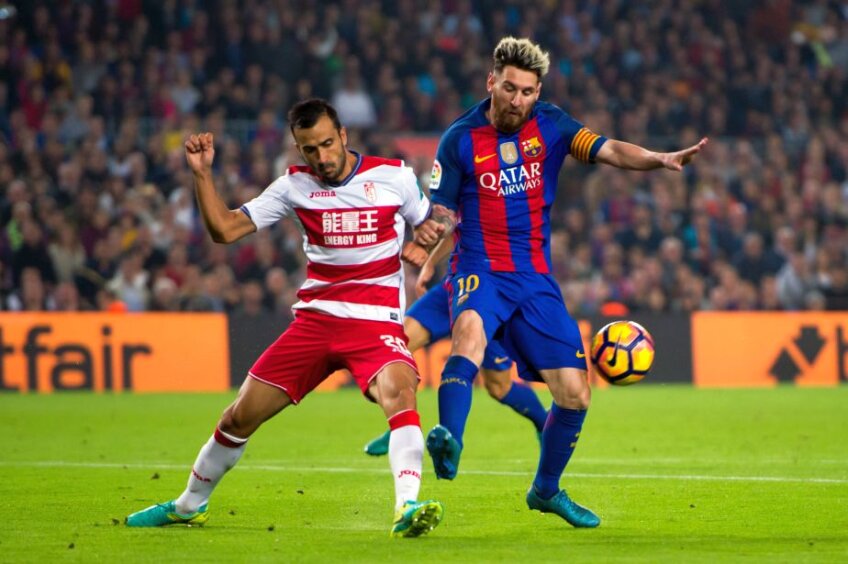 Matthieu Saunier în duel cu Lionel Messi // Foto: Guliver/GettyImages