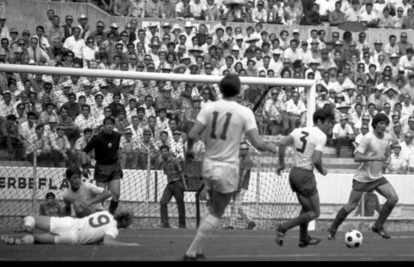 2 iunie 1970, Guadalajara, Anglia - România 1-0, CM: un nou atac al britanicilor a fost oprit, Lupescu (nr.3) iese elegant cu mingea la picior, sub privirile lui Cornel Dinu