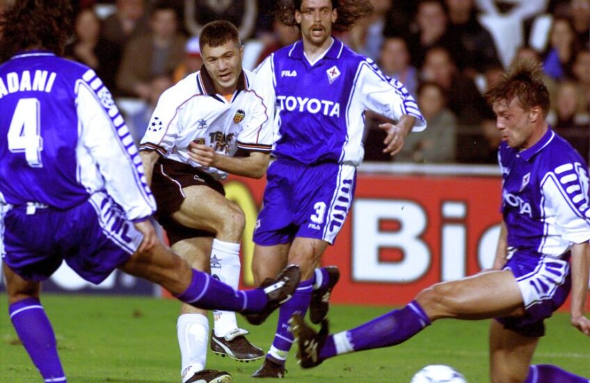 Adrian Ilie (înconjurat de Adani, Torricelli și Repka) a deschis scorul pentru Valencia la un 2-0 cu Fiorentina, în a 2-a fază a grupelor Ligii Campionilor // FOTO: Reuters