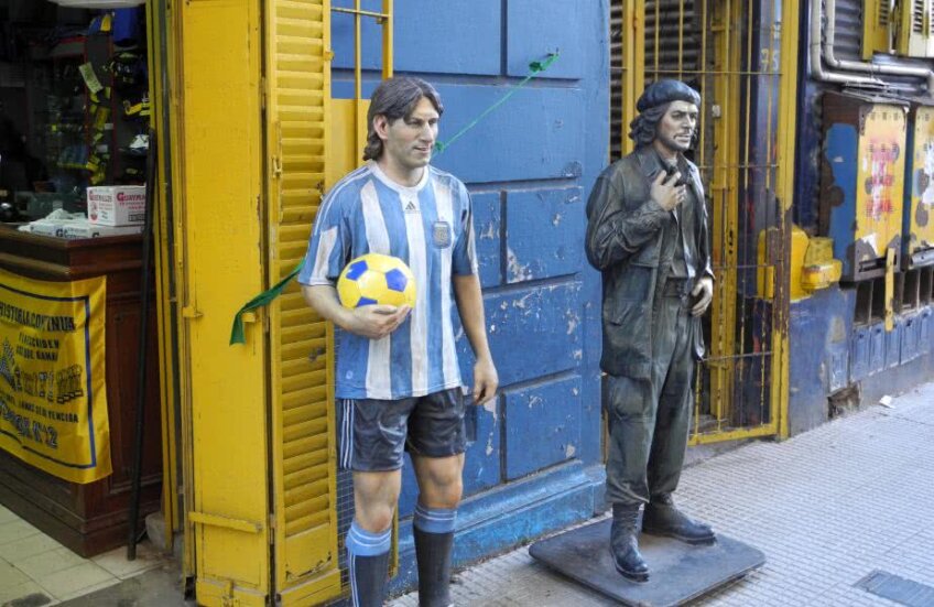 Sacrilegiu la Maradona acasă? Messi alături de Che Guevara în faţa stadionului Boca, La Bombonera. Sau doi revoluţionari de profesie