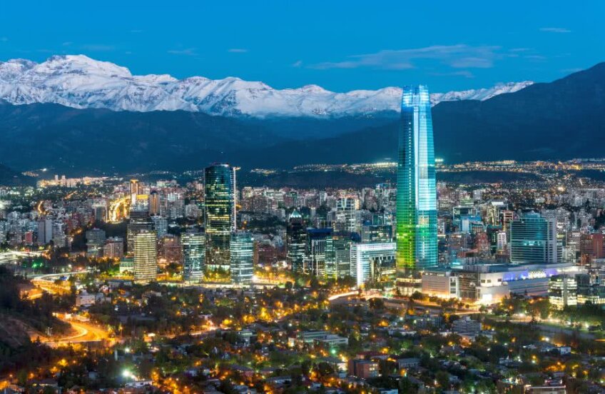 Înconjurat de Anzi, Santiago de Chile priveşte semeţ către cer. Costanera, cu cei 300 de metri ai săi, este stăpânul absolut