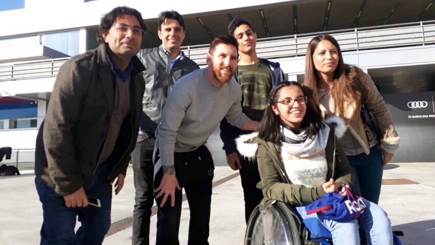 Nujeen Mustafa, fata cara vorbește, în afara arabei, engleză, germană și franceză, a pozat pe Camp Nou din Barcelona. 