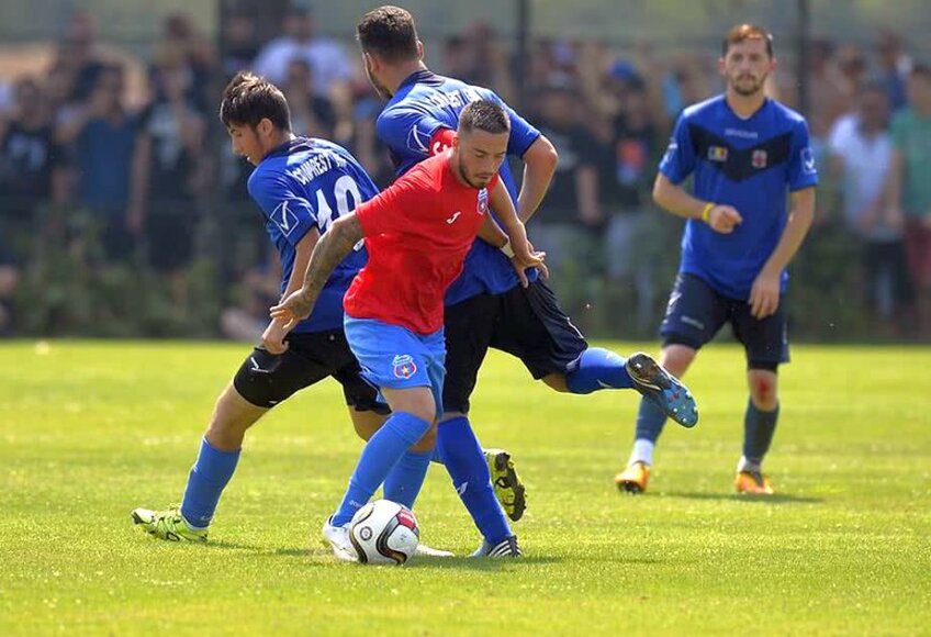 Junior Măcriș în timp ce dribla doi adversari // Foto: Gazeta Sporturilor