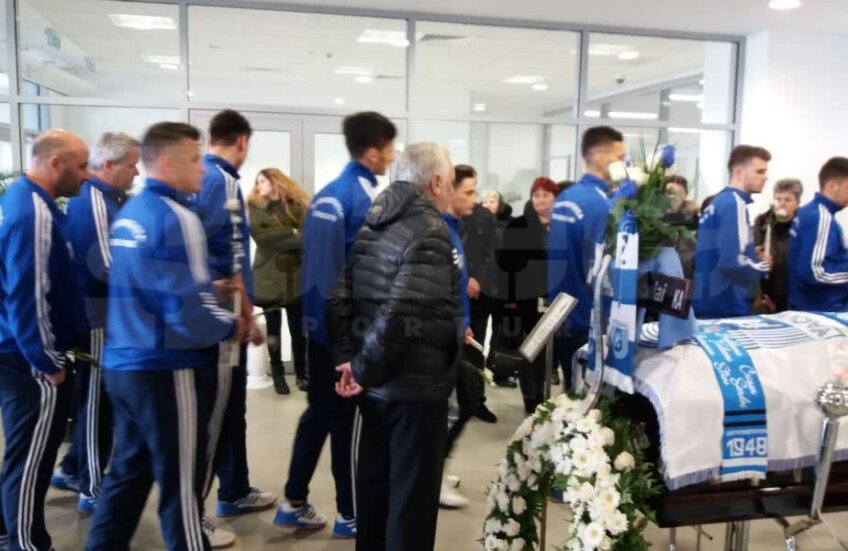Jucătorii lui FC U Craiova au venit să-și ia rămas bun de la Nicolae Tilihoi // FOTO: Gazeta Sporturilor