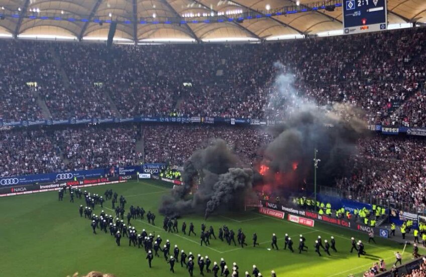 Fanii lui Hamburg au suportat cu greu umilința retrogradării și au pornit haosul // FOTO: Twitter