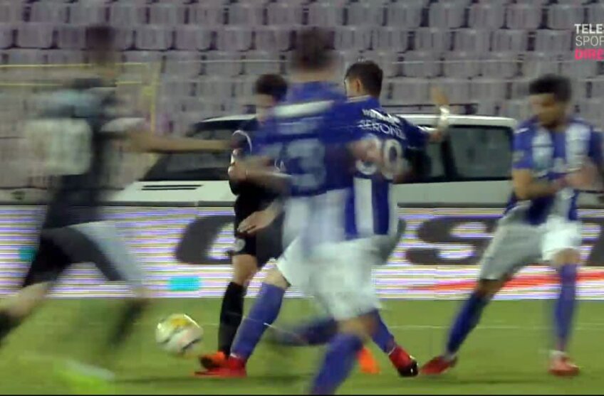 Momentul în care Rondon îl calcă pe Șeroni, dar Hațegan dă penalty pentru oaspeți. FOTO: Captură @TV Telekom Sport